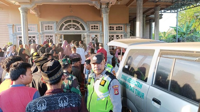 Proses evakuasi jasad wanita yang ditembak anak kandungnya di OKU Timur.