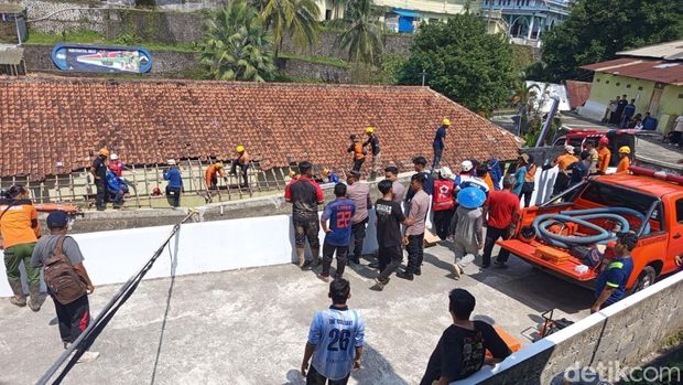 Proses evakuasi yang dilakukan tim gabungan di Pondok Modern Darussalam Gontor Kampus 5 Darul Qiyam, Dusun Mangunsari, Desa Gadingsari, Kecamatan Sawangan, Kabupaten Magelang, Jumat (25/4/2025).