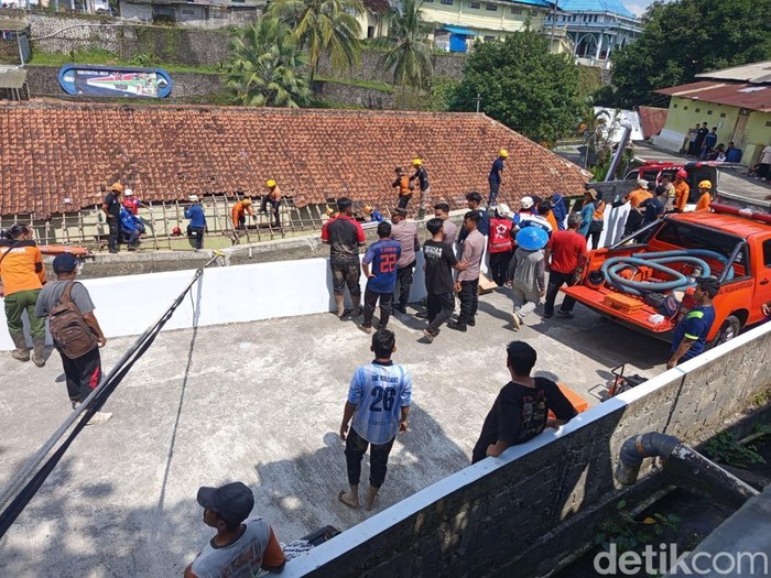Proses evakuasi yang dilakukan tim gabungan di Pondok Modern Darussalam Gontor Kampus 5 Darul Qiyam, Dusun Mangunsari, Desa Gadingsari, Kecamatan Sawangan, Kabupaten Magelang, Jumat (25/4/2025).