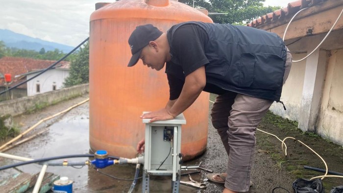 Proses pemasangan teknologi IoT buatan Universitas Majalengka.