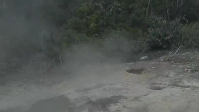 Penampakan semburan lumpur panas di sekitar lokasi pengeboran PT SMGP di Madina