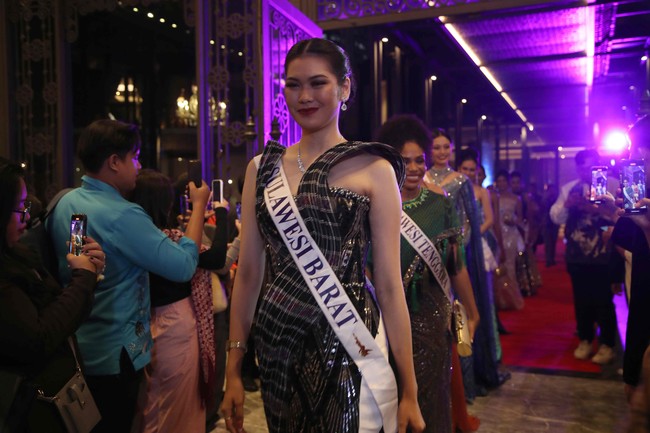 Begini penampilan cantik Puteri Indonesia Sulawesi Barat, Adinda Putri Pawan. Wanita bertinggi 177 cm tersebut berprofesi sebagai ASN di Pemda Mamuju Tengah. Foto: Pradita Utama/DetikFoto