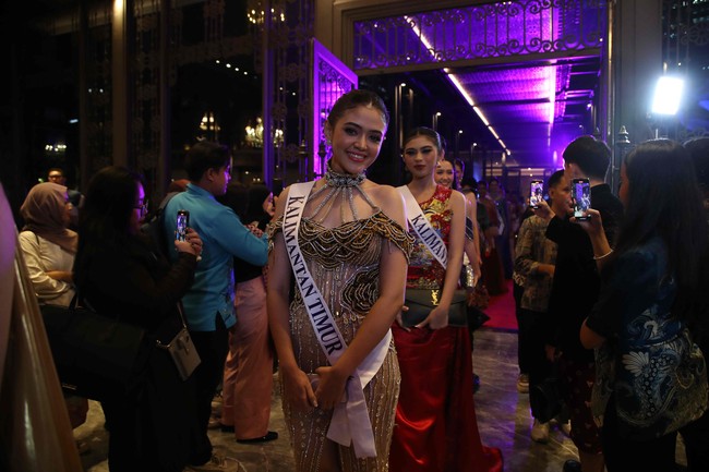 Finalis Puteri Indonesia 2025 resmi diperkenalkan semalam, Kamis, (24/4.2024) di Hutan Plataran by Kota, Jakarta Selatan. Dalam kesempatan tersebut, mereka berkesempatan memamerkan dan mempromosikan diri. Foto: Pradita Utama/DetikFoto