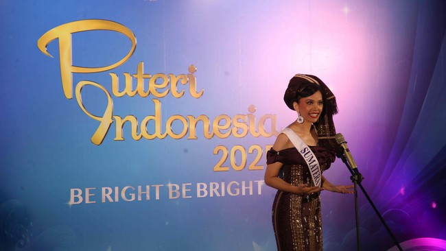 Para puteri tampil dengan busana khas daerah masing-masing. Salah satu yang mencuri perhatian adalah Putri Agita Milala dengan hiasan kepala khas Sumatera Utara. Ia baru saja dilantik sebagai jaksa. Foto: Pradita Utama/DetikFoto