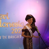 Para puteri tampil dengan busana khas daerah masing-masing. Salah satu yang mencuri perhatian adalah Putri Agita Milala dengan hiasan kepala khas Sumatera Utara. Ia baru saja dilantik sebagai jaksa. Foto: Pradita Utama/DetikFoto