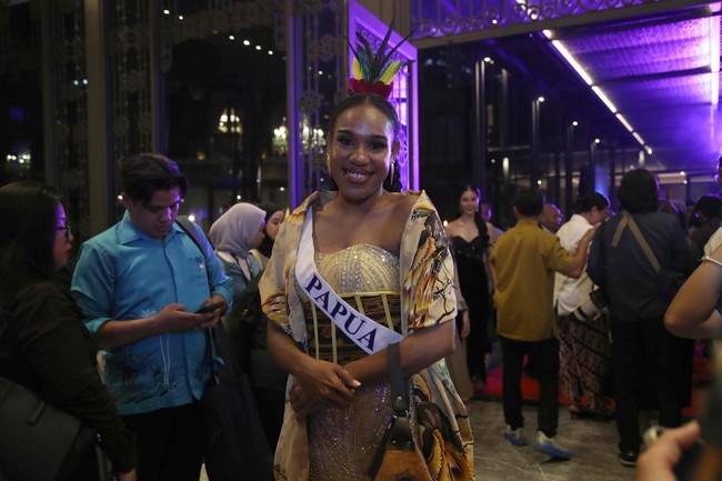 Finalis Puteri Indonesia 2025 hadir dengan berbagai latar belakang. Wakil dari Papua, Yokbet Merauje, diketahui adalah seorang presenter televisi daerah, TVRI. Foto: Pradita Utama/DetikFoto