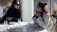 Rachel Vennya terkenal sering mengulas produk kecantikan. Salah satunya perona bibir yang diuji ketahanannya pada cuaca dingin sekaligus digunakan untuk makan. Foto: Instagram/rachelvennya