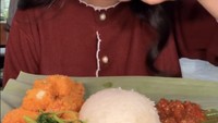 Nugget yang renyah tak lepas dari olahan ala Rachel Vennya yang pedas menyengat. Walaupun sudah berbumbu pedas tetapi ia tetap menambahkan sambal pelengkap. Foto: Instagram/rachelvennya