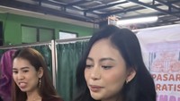Selain makanan matang, Rachel Vennya menyediakan bumbu dapur dan sayur mayur. Seplastik bawang putih dibagikan dengan percuma kepada penerima bantuan yang hadir. Foto: Instagram/rachelvennya