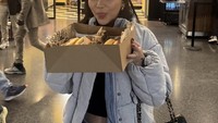 Sosoknya juga populer sebagai foodies yang rajin mengulas makanan. Perjalanannya liburan selalu diselipkan agenda kulineran seperti membeli hot dog hangat. Foto: Instagram/rachelvennya