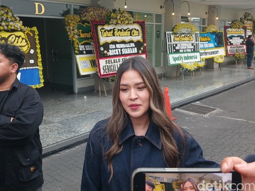 Raisa datang ke rumah duka Ricky Siahaan Seringai.