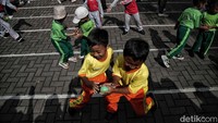 Anak-anak tampak antusias mengikuti berbagai perlombaan.  
