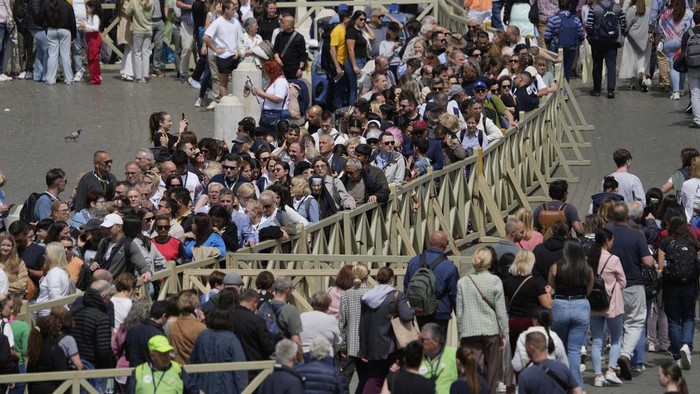 People pay their respect to the late Pope Francis who will lie in state inside St. Peter's Basilica until Friday, at the Vatican, Thursday April 24, 2025. (AP Photo/Gregorio Borgia)