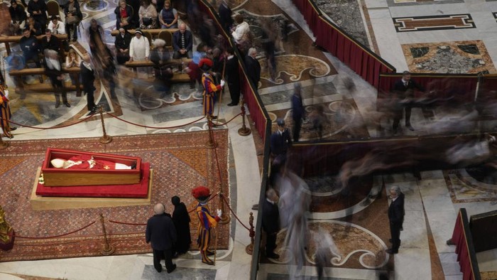 People pay their respect to the late Pope Francis who will lie in state inside St. Peter's Basilica until Friday, at the Vatican, Thursday April 24, 2025. (AP Photo/Gregorio Borgia)