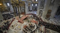 Jenazah Paus disemayamkan dalam peti terbuka di basilika selama tiga hari, mulai Rabu hingga Jumat, sebelum prosesi pemakaman yang dijadwalkan pada Sabtu, 26 April 2025. AP/Alessandra Tarantino