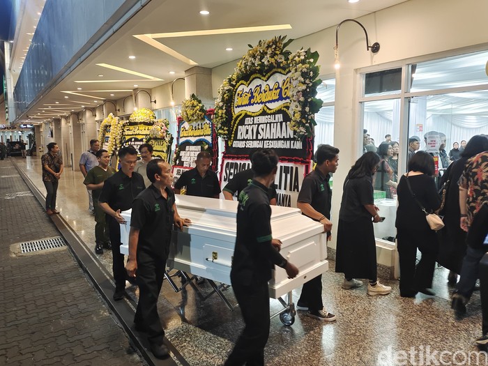 Jenazah Ricky Siahaan datang