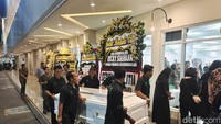 Jenazah Ricky Siahaan akhirnya tiba di Jakarta pada Kamis, 24 April 2025. Jenazah gitaris Seringai itu langsung dibawa ke rumah duka RSPAD Gatot Subroto. Foto: Pingkan/detikHOT