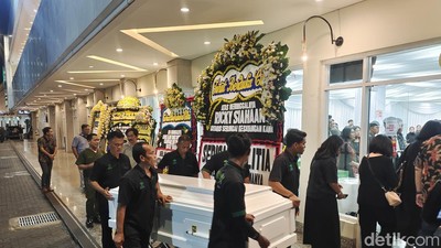 Jenazah Ricky Siahaan Tiba di Jakarta, Ini Potret Suasana Rumah Duka