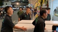 Gitaris kami Ricky Siahaan yang wafat pada tanggal 19 April jam 21.30 waktu Tokyo lokasi terakhir dari tur Seringai yang dimulai tanggal 10 April lalu dan selesai tanggal 21 April 2025, ujar Wendi Putranto di rumah duka Ricky Siahaan, Kamis (24/4/2025). Foto: Pingkan/detikHOT