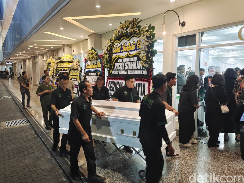 Jenazah Ricky Siahaan datang