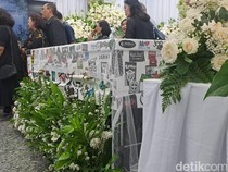 Inilah Penampakan Peti Jenazah Ricky Seringai Dipenuhi Stiker Band