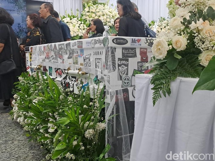 Ricky Siahaan Peti jenazah Ricky Siahaan Seringai