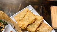 Tak ketinggalan camilan seperti Tempe Mendoan isi empat harganya Rp 15.000. Lengkap dengan sambal kecapnya. Foto: detikFood