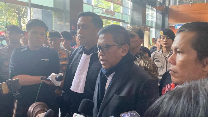 Sekjen PDIP Hasto Kristiyanto usai sidang di PN Jakpus (kedua dari kanan)-(Mulia/detikcom)