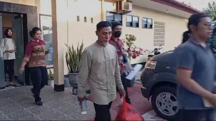 Semah, pegawai LPPM Unram sekaligus tersangka kasus pelecehan seksual terhadap mahasiswi KKN, digiring ke ruang tahanan Polda NTB. (Foto: Dok. Istimewa)