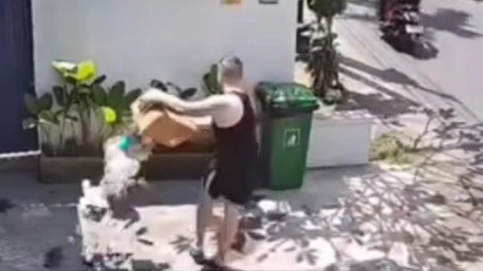 Seorang bule tertangkap kamera saat membuang sampah sembarangan di depan sebuah vila di kawasan Munggu, Kecamatan Mengwi, Badung, Bali. (Tangkapan layar)