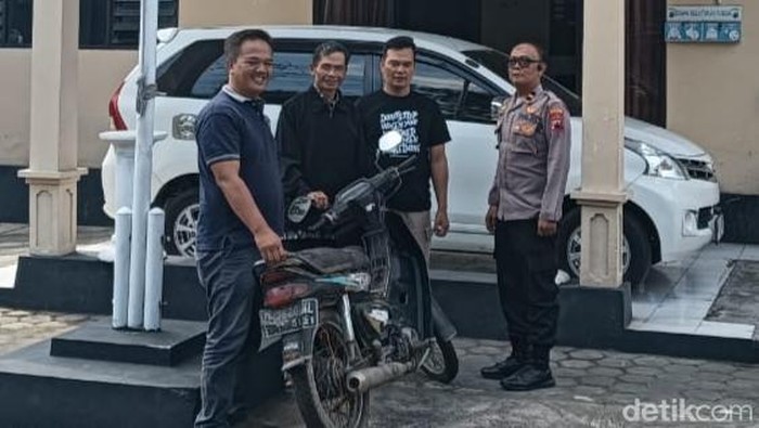 Sepeda motor Grand diserahkan ke pemilik di Polsek Tulung.