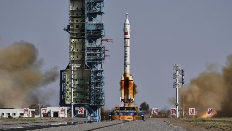 Chinas Long March 2F rocket, carrying three astronauts for the Shenzhou 20 manned space mission, lifts off for a space station, at the Jiuquan Satellite Launch Center in Jiuquan, northwestern China, Thursday, April 24, 2025. (AP Photo/Andy Wong)