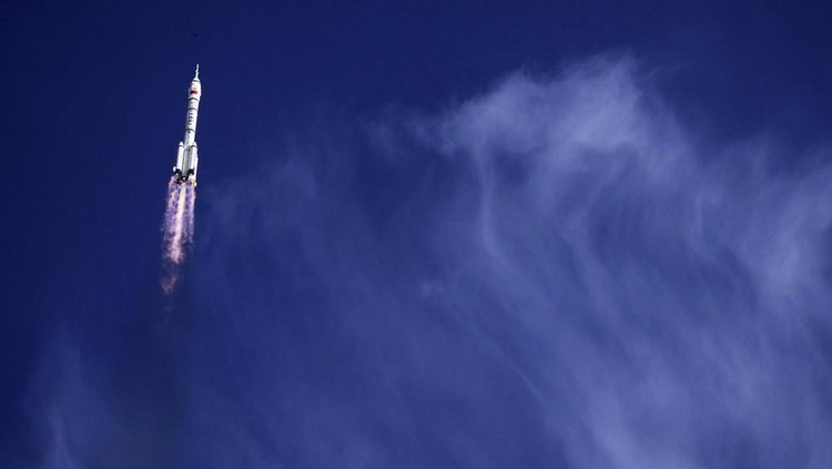 Shenzhou-20 Meluncur, China Lanjutkan Misi Antariksa Chinas Long March 2F rocket, carrying three astronauts for the Shenzhou 20 manned space mission, lifts off for a space station, at the Jiuquan Satellite Launch Center in Jiuquan, northwestern China, Thursday, April 24, 2025. (AP Photo/Andy Wong)