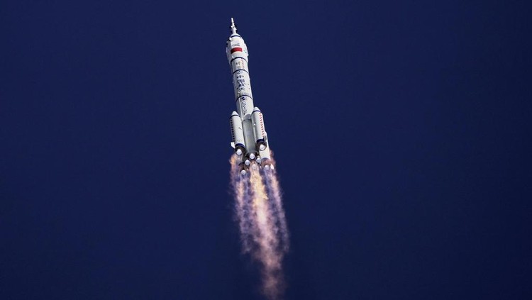 Chinas Long March 2F rocket, carrying three astronauts for the Shenzhou 20 manned space mission, lifts off for a space station, at the Jiuquan Satellite Launch Center in Jiuquan, northwestern China, Thursday, April 24, 2025. (AP Photo/Andy Wong)