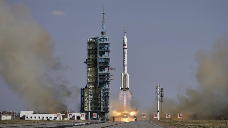 Chinas Long March 2F rocket, carrying three astronauts for the Shenzhou 20 manned space mission, lifts off for a space station, at the Jiuquan Satellite Launch Center in Jiuquan, northwestern China, Thursday, April 24, 2025. (AP Photo/Andy Wong)