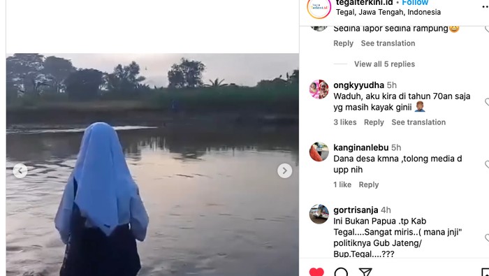 Seorang siswi tengah menyeberangi sungai saat hendak berangkat sekolah viral.