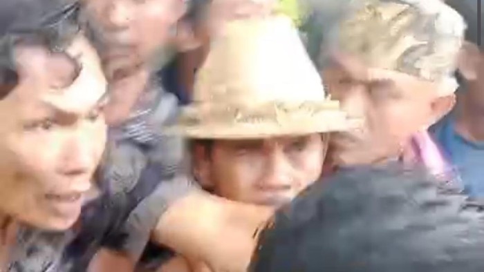 Situasi memanas antara warga Selong Belanak, Lombok Tengah, dengan orang suruhan pihak supermarket.