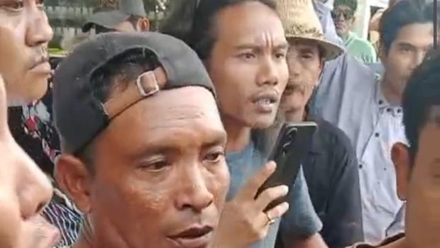 Situasi memanas antara warga Selong Belanak, Lombok Tengah, dengan orang suruhan pihak supermarket.