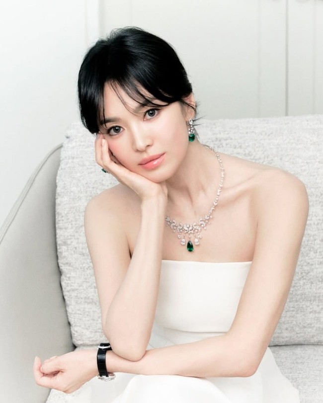 Saat menghadiri pameran perhiasan Chaumet, Song Hye Kyo berbalut two piece dress berwarna putih keluaran Michaa. Rumah mode Korea yang juga menjalin kerjasama dengannya sejak tahun 2020. Foto: dok. Instagram @kyo1122