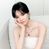 Saat menghadiri pameran perhiasan Chaumet, Song Hye Kyo berbalut two piece dress berwarna putih keluaran Michaa. Rumah mode Korea yang juga menjalin kerjasama dengannya sejak tahun 2020. Foto: dok. Instagram @kyo1122