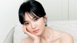 Bukan Soal Cantik, Ini yang Dipikirkan Song Hye Kyo Saat Bercermin