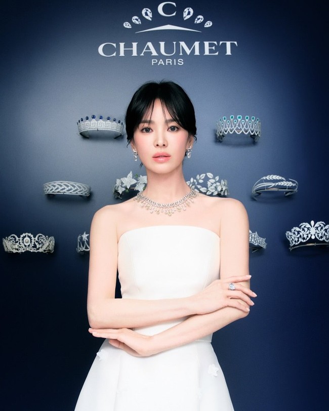 Harga kalung berlian kuning Song Hye Kyo pun terbilang fantastis, mencapai RMB 8,184,000 atau setara Rp 18,8 miliar. Foto: dok. Instagram @kyo1122