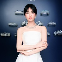Harga kalung berlian kuning Song Hye Kyo pun terbilang fantastis, mencapai RMB 8,184,000 atau setara Rp 18,8 miliar. Foto: dok. Instagram @kyo1122