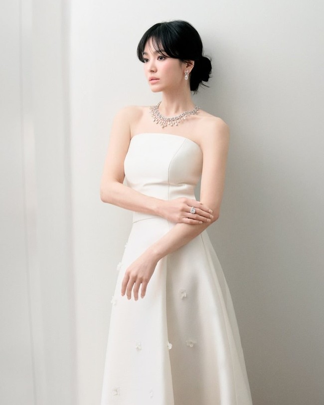 Dalam foto lain, aktris 40 tahun itu terlihat memakai koleksi Chaumet Josephine Soir De Fete Necklace yang terlihat unik dengan sembilan potongan berlian berwarna kuning berbentuk buah pir. Foto: dok. Instagram @kyo1122