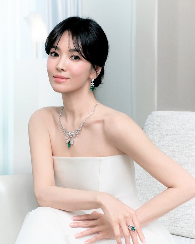 Song Hye Kyo telah didapuk menjadi brand ambassador Asia-Pasifik Chaumet sejak tahun 2018. Kerjasamanya dengan brand perhiasan Prancis itu terjalin erat hingga memasuki tahun ketujuhnya. Foto: dok. Instagram @kyo1122