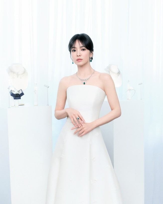 Aktris cantik Song Hye Kyo menjadi tamu istimewa di pameran brand perhiasan Prancis, Chaumet di Seoul. Bintang drama Korea The Glory itu menampilkan kemewahan koleksi kalung emas putih, bertatahkan berlian dan batu zamrud. Foto: dok. Instagram @kyo1122