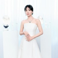 Aktris cantik Song Hye Kyo menjadi tamu istimewa di pameran brand perhiasan Prancis, Chaumet di Seoul. Bintang drama Korea The Glory itu menampilkan kemewahan koleksi kalung emas putih, bertatahkan berlian dan batu zamrud. Foto: dok. Instagram @kyo1122