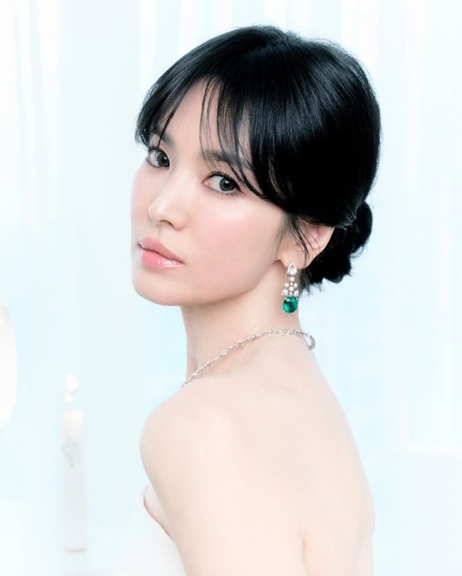 Penampilan Song Hye Kyo memakai Chaumet Josephine Soir De Fete Necklace disempurnakan dengan koleksi anting dan cincin, didominasi batu berwarna emerald. Foto: dok. Instagram @kyo1122