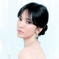 Penampilan Song Hye Kyo memakai Chaumet Josephine Soir De Fete Necklace disempurnakan dengan koleksi anting dan cincin, didominasi batu berwarna emerald. Foto: dok. Instagram @kyo1122