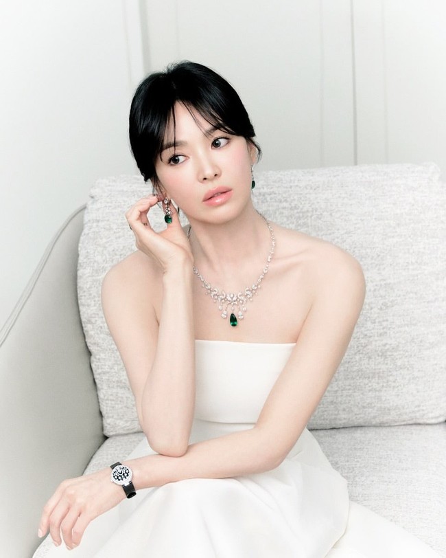 Jam tangan yang dikenakan Song Hye Kyo tak kalah mencuri perhatian. Berhias potongan berlian berbentuk buah pir dan mawar. Harga koleksi Souveraine de Chaumet Watch itu mencapai CA$ 162,270 atau setara dengan Rp 1,96 miliar. Foto: dok. Instagram @kyo1122